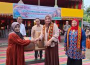 Kak Na Serahkan Mesin Jahit dan Mesin Obras ke Desa Kerajinan Salur Latun