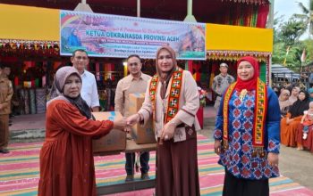 Kak Na Serahkan Mesin Jahit dan Mesin Obras ke Desa Kerajinan Salur Latun