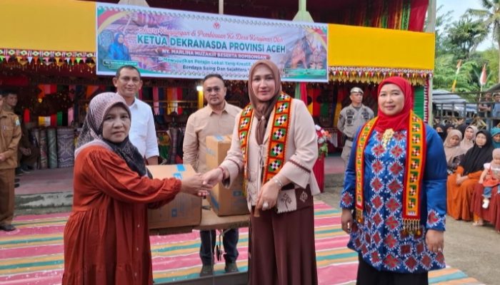 Kak Na Serahkan Mesin Jahit dan Mesin Obras ke Desa Kerajinan Salur Latun