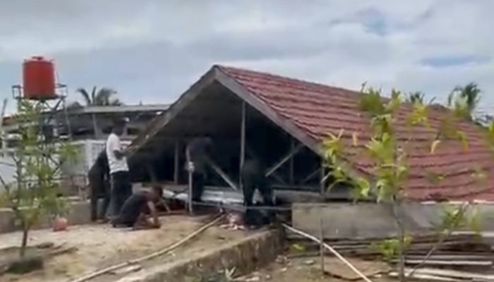 Angin Kencang Robohkan Balai Pengajian Dayah Bustanus Salamah di Aceh Besar