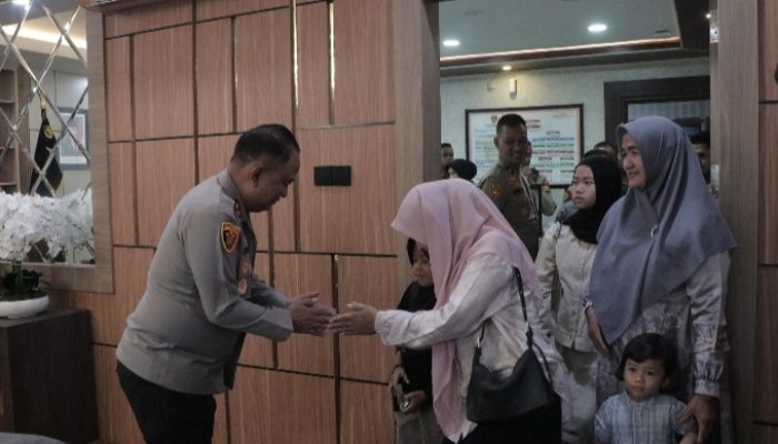 Kapolda Aceh Serahkan Jaminan Kecelakaan Kerja kepada Keluarga Alm. Bripka Kurniadi