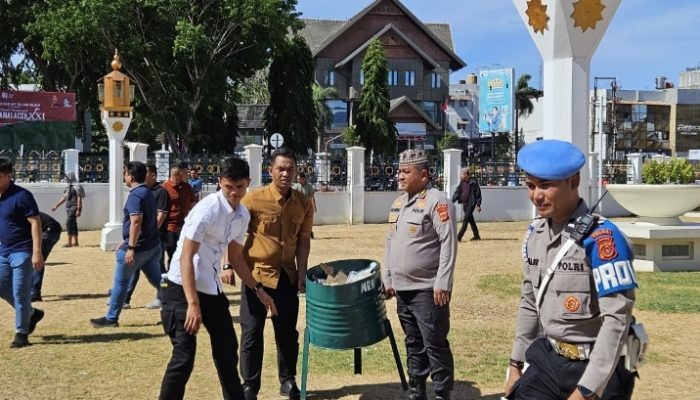 Polisi Bersihkan Sampah Usai Zikir Peringatan HDA di Masjid Raya Baiturrahman