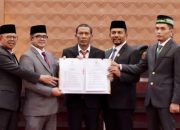 Plt Sekda Aceh dan Pimpinan DPRA Teken Persetujuan Bersama KUA-PPAS Aceh 2027