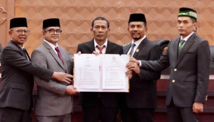 Plt Sekda Aceh dan Pimpinan DPRA Teken Persetujuan Bersama KUA-PPAS Aceh 2027