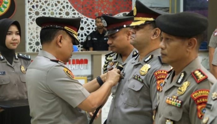 Kapolda Aceh, Wakapolda, dan Personel Ditintelkam Raih Pin Emas Kapolri atas Pengamanan Aksi di Masjid Raya Baiturrahman