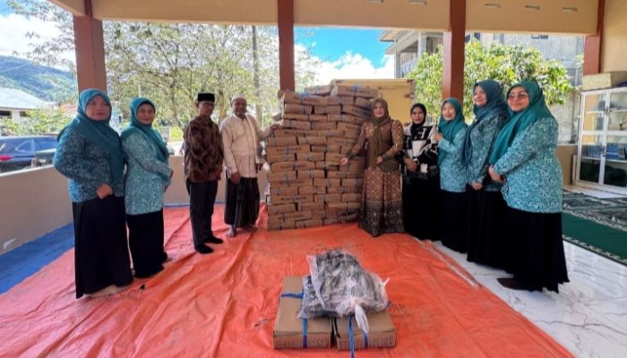 Mukarramah Fadhlullah Salurkan Bantuan Ikan untuk Santri di Kabupaten Pidie